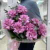 Букет из 9 пышных сиреневых роз Куинс Краун с зеленью